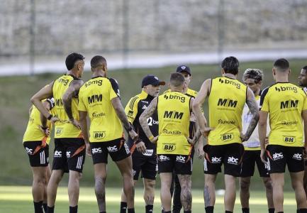 Sampaoli e parte do elenco durante treino na Cidade do Galo