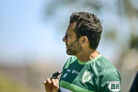 Alberto Valentim, técnico do América, durante treino no CT Lanna Drumond