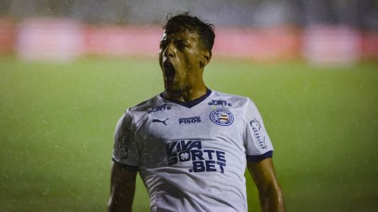 Uruguaio Lucho Rodríguez comemora gol sobre o Confiança em jogo de ida da final da Copa do Nordeste