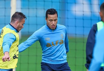 Marlon é titular absoluto na lateral esquerda do Grêmio