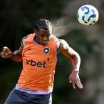 Zagueiro do Botafogo sofre graves lesões e passará por cirurgia; saiba previsão de retorno