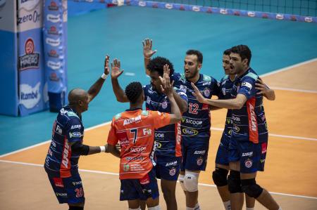 Jogadores do Monte Carmelo em ação contra o Sada Cruzeiro pelo Mineiro Masculino de Vôlei