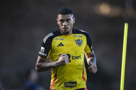 Renan Tressoldi durante treino do Atlético