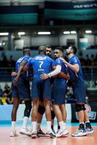 Elenco do Minas durante jogo do Campeonato Mineiro Masculino 2025