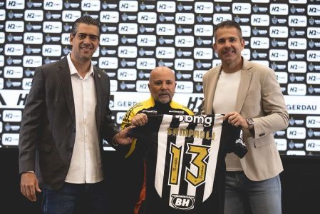 Jorge Sampaoli (ao centro da foto), ao lado de Victor Bagy (à direita) e Paulo Bracks (à esquerda), dirigentes do Atlético