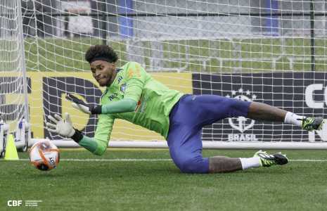 Hugo Souza, goleiro do Corinthians, em ação pela Seleção Brasileira