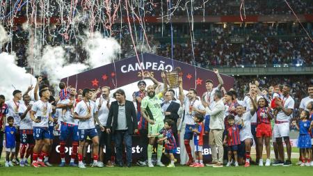 Jogadores do Bahia levantam a taça da Copa do Nordeste no gramado da Arena Fonte Nova