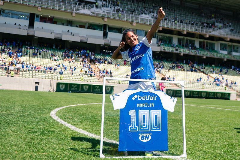 Após gol na final do Brasileiro Feminino, Marília, do Cruzeiro, recebe homenagem