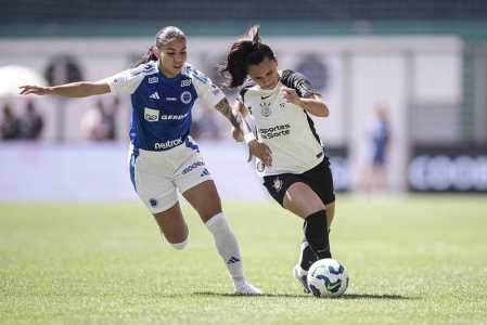 Jogadoras de Cruzeiro e Corinthians na final do Campeonato Brasileiro Feminino