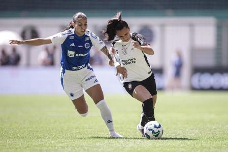 Jogadoras de Cruzeiro e Corinthians na final do Campeonato Brasileiro Feminino