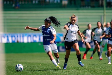 Jogadoras de Cruzeiro e Corinthians na final do Brasileiro Feminino