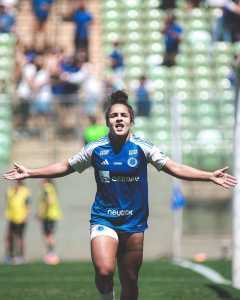 Isabela durante jogo do Cruzeiro feminino