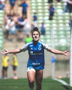 Isabela durante jogo do Cruzeiro feminino