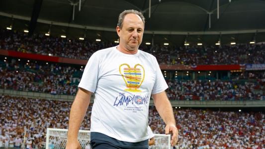 Rogério Ceni no gramado caminha no gramado da Arena Fonte Nova após título da Copa do Nordeste
