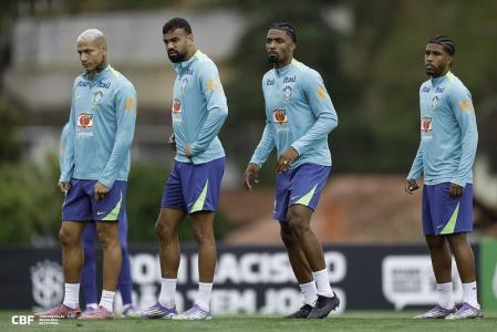 Richarlison, Fabrício Bruno, Alex e Andrey Santos em treino da Seleção