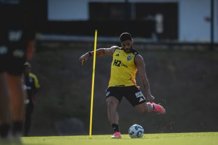 Hulk durante atividade na Cidade do Galo, na semana do clássico decisivo pela Copa do Brasil