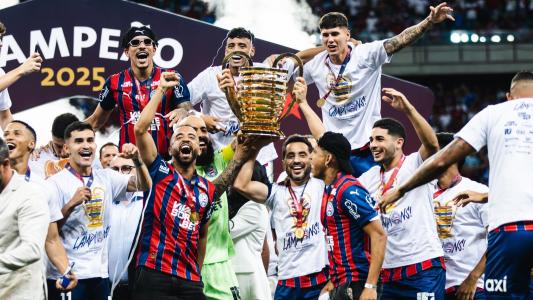 Jogadores do Bahia comemora título da Copa do Nordeste de 2025