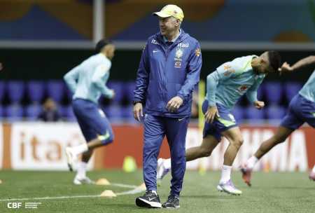 Ancelotti comanda treino da Seleção com foco nas Eliminatórias