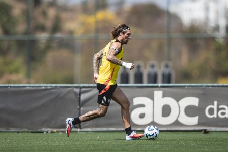 Lyanco durante treinamento na Cidade do Galo