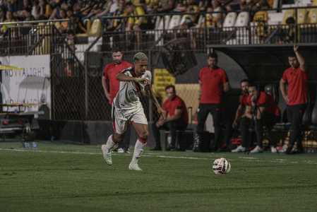 Robert, emprestado pelo Atlético, em ação pelo Atlético-GO