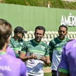 Alberto Valentim ganha reforço em reapresentação do América no CT Lanna Drumond