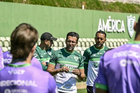 Alberto Valentim, técnico do América