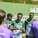 Alberto Valentim ganha reforço em reapresentação do América no CT Lanna Drumond