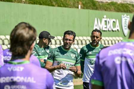 Alberto Valentim, técnico do América