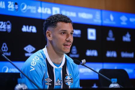 Enzo foi apresentado no Auditório da Arena do Grêmio, em Porto Alegre