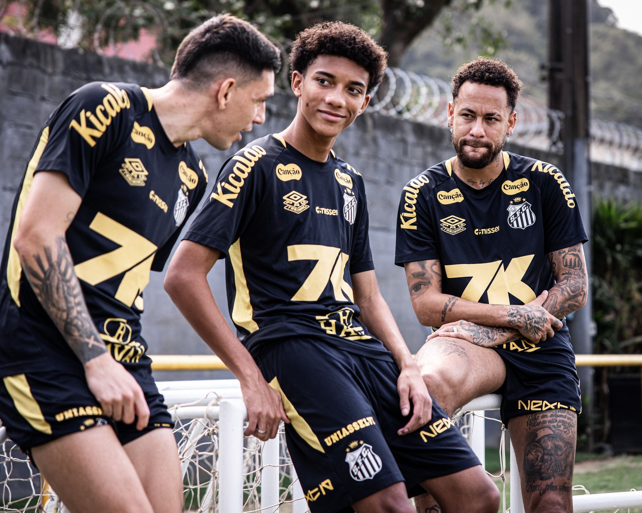 Neymar se irrita após drible e se desentende com Robinho Jr em treino do Santos