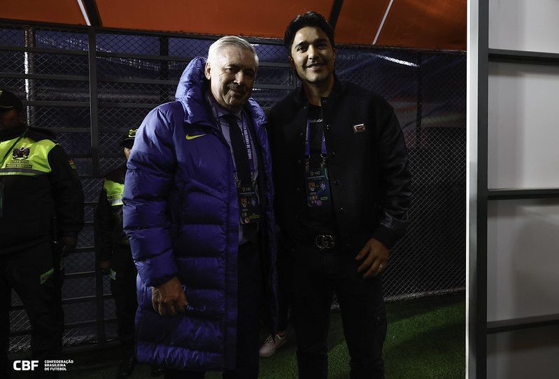 Ídolo do Cruzeiro acompanha Bolívia x Brasil e registra momento com Carlo Ancelotti