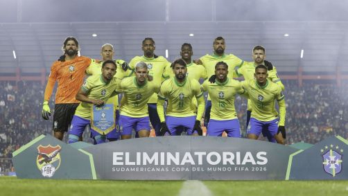 Jogadores da Seleção Brasileira em partida contra a Bolívia
