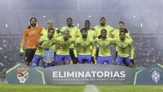 Jogadores da Seleção Brasileira em partida contra a Bolívia