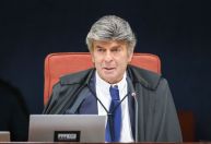 Fux muda entendimento e vota para absolver sete réus do 8 de janeiro