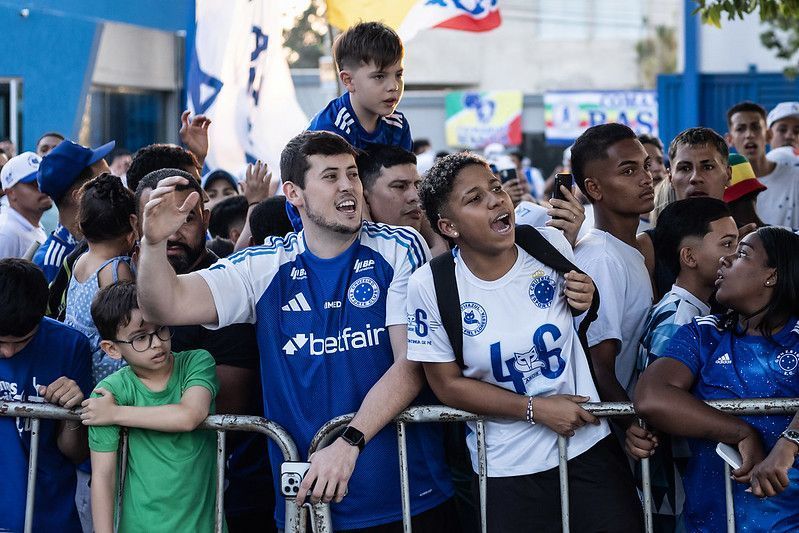 Torcida do Cruzeiro 'invade' treino e apoia time antes de clássico com Atlético