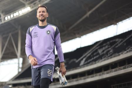 Neto, reforço do Botafogo para o segundo semestre de 2025, passa por cirurgia e só volta aos jogos em 2026