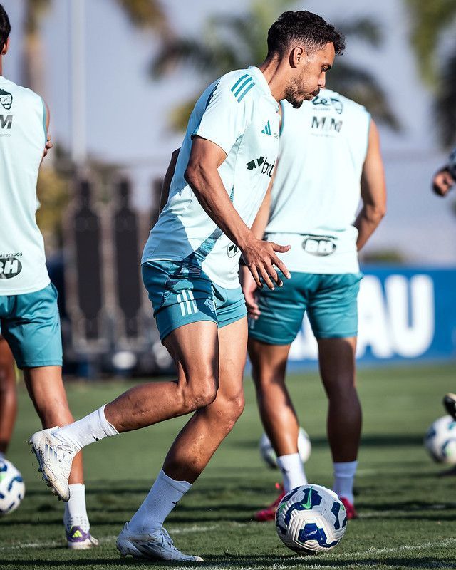 Meia se recupera e é novidade em treino do Cruzeiro
