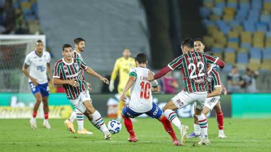 Everton Ribeiro, do Bahia, cercado por jogadores do Fluminense
