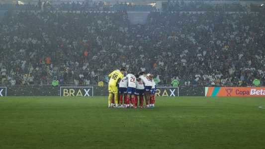 Jogadores do Bahia reunidos no centro do gramado antes de partida contra o Fluminense, pela Copa do Brasil