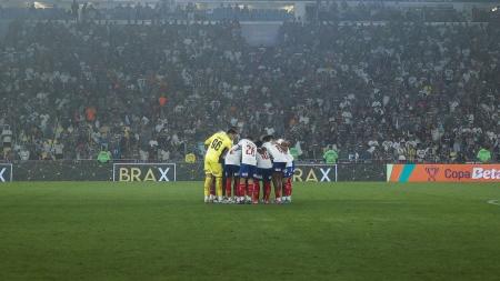 Jogadores do Bahia reunidos no centro do gramado antes de partida contra o Fluminense, pela Copa do Brasil