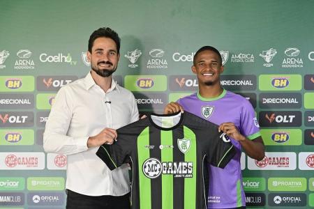 David da Hora (à direita), ao lado de Paulo Assis, diretor de futebol do América