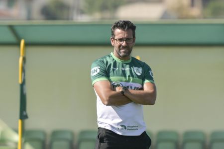 Alberto Valentim observa o treinamento do América, nesta quinta-feira (11), no CT Lanna Drummond