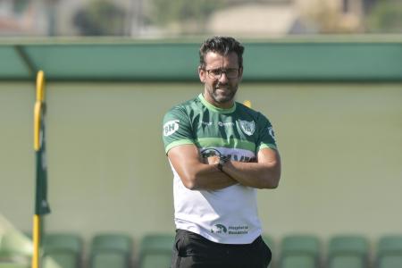 Alberto Valentim observa o treinamento do América, nesta quinta-feira (11), no CT Lanna Drummond
