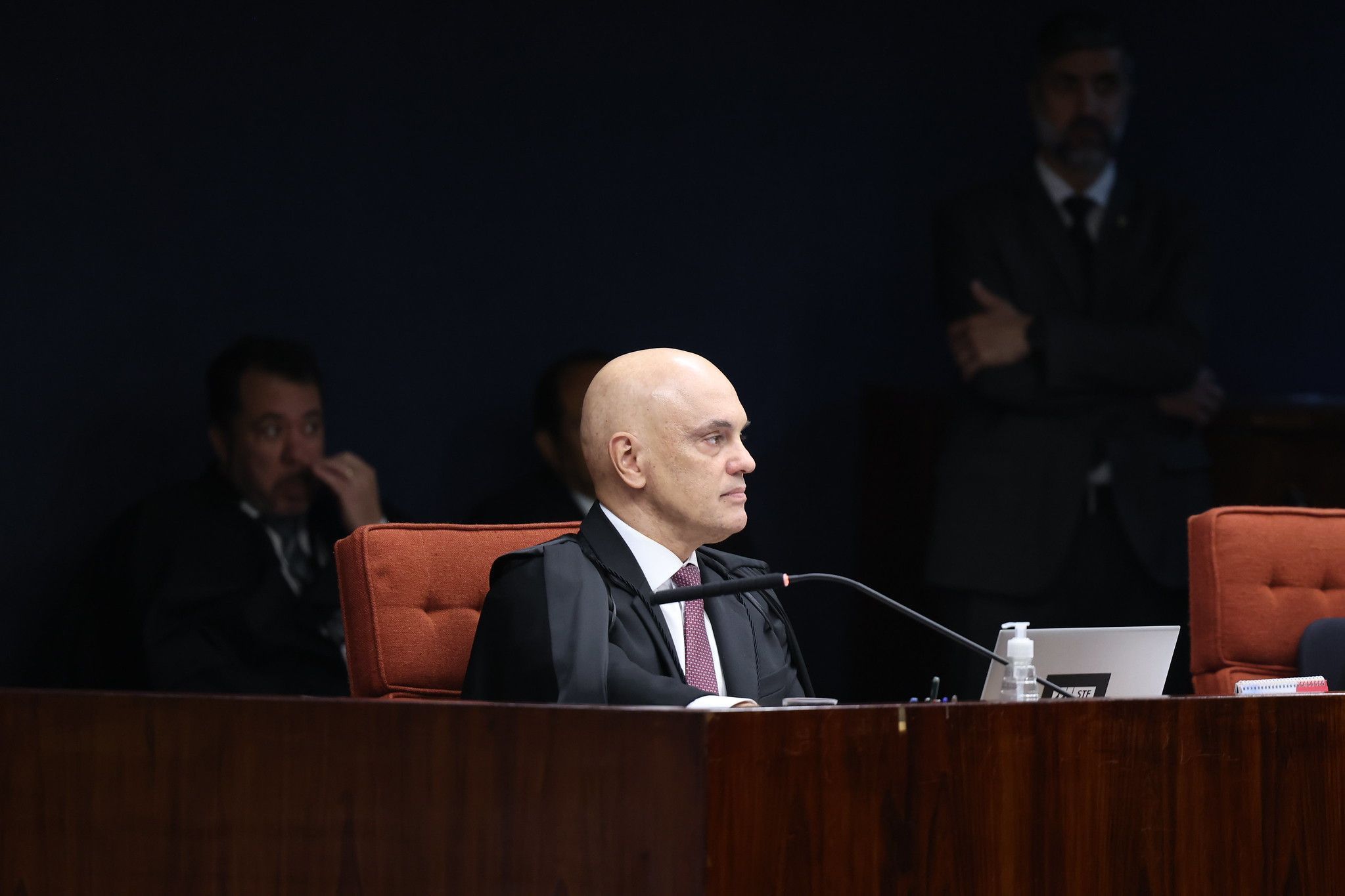 Após Fux absolver Bolsonaro, Moraes rebate: 'Sempre foi o líder'