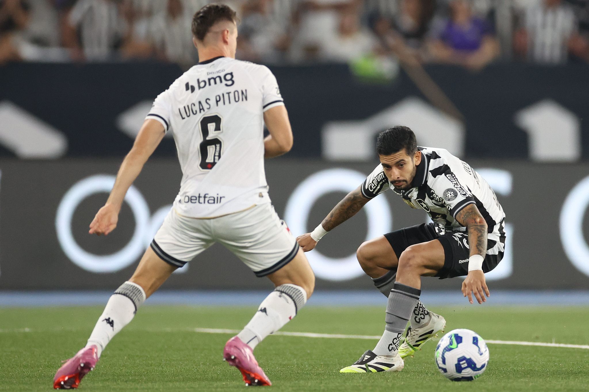 Em busca da vaga na Libertadores, Botafogo e Vasco se enfrentam pelo Brasileirão