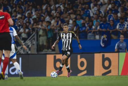 Guilherme Arana em ação pelo Atlético em clássico contra Cruzeiro
