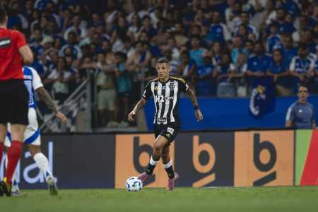 Guilherme Arana em ação pelo Atlético em clássico contra Cruzeiro