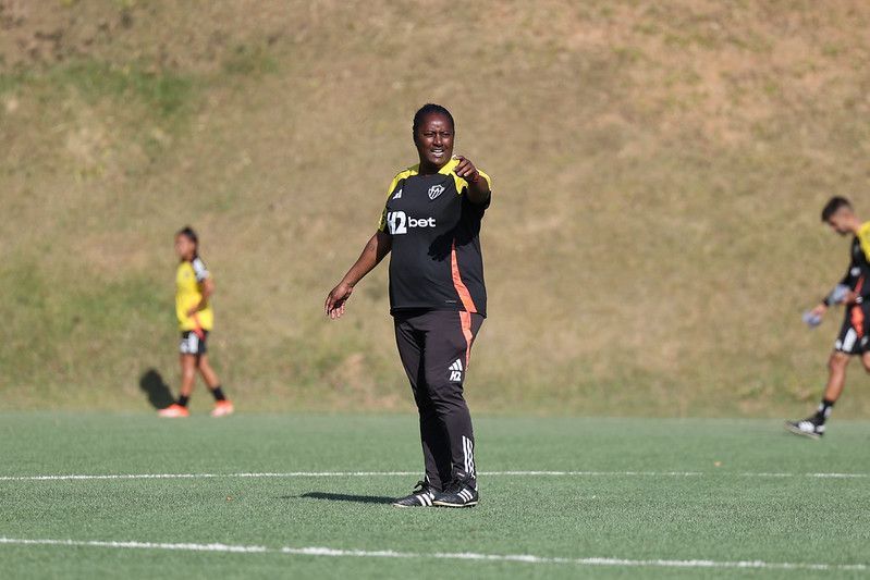 Futebol feminino: Atlético anuncia renovação de contrato com a treinadora Fabiana Guedes