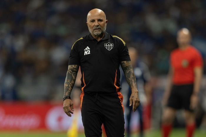 Técnico Jorge Sampaoli em reestreia pelo Atlético