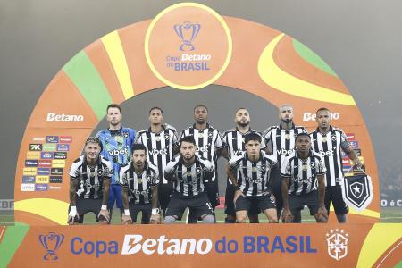 Neto, à esquerda de azul, foi o goleiro titular do Botafogo contra o Vasco, na Copa do Brasil